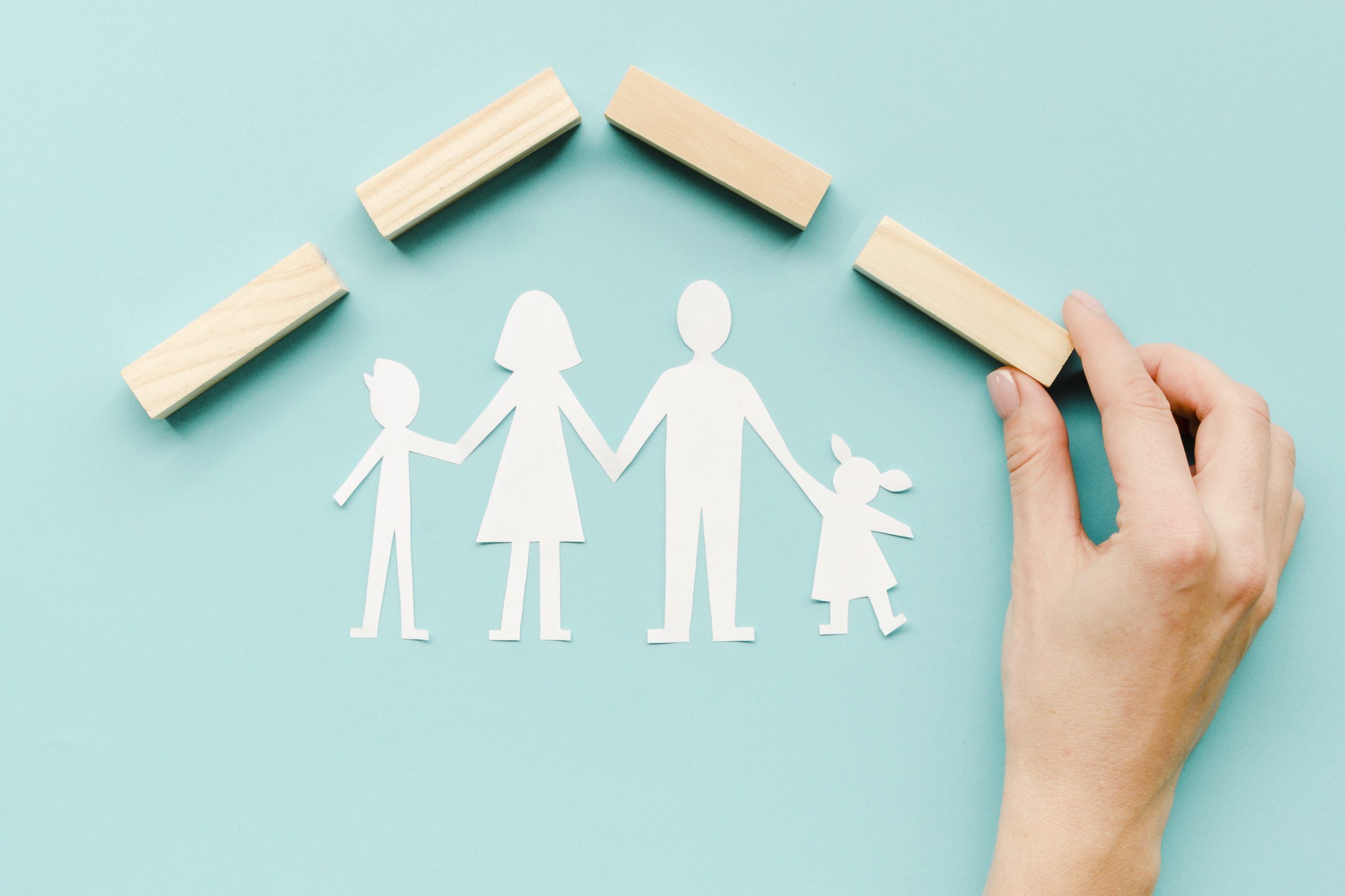 composicion-concepto-familia-sobre-fondo-azul