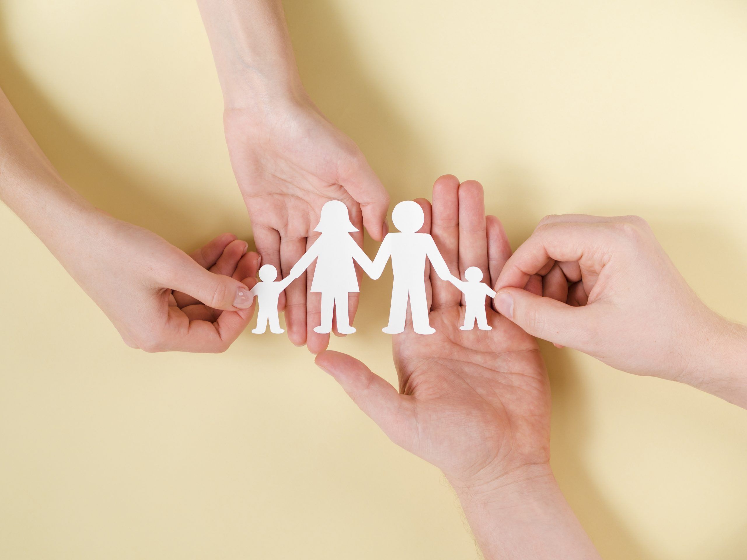 personas-que-unen-manos-familia-papel-lindo